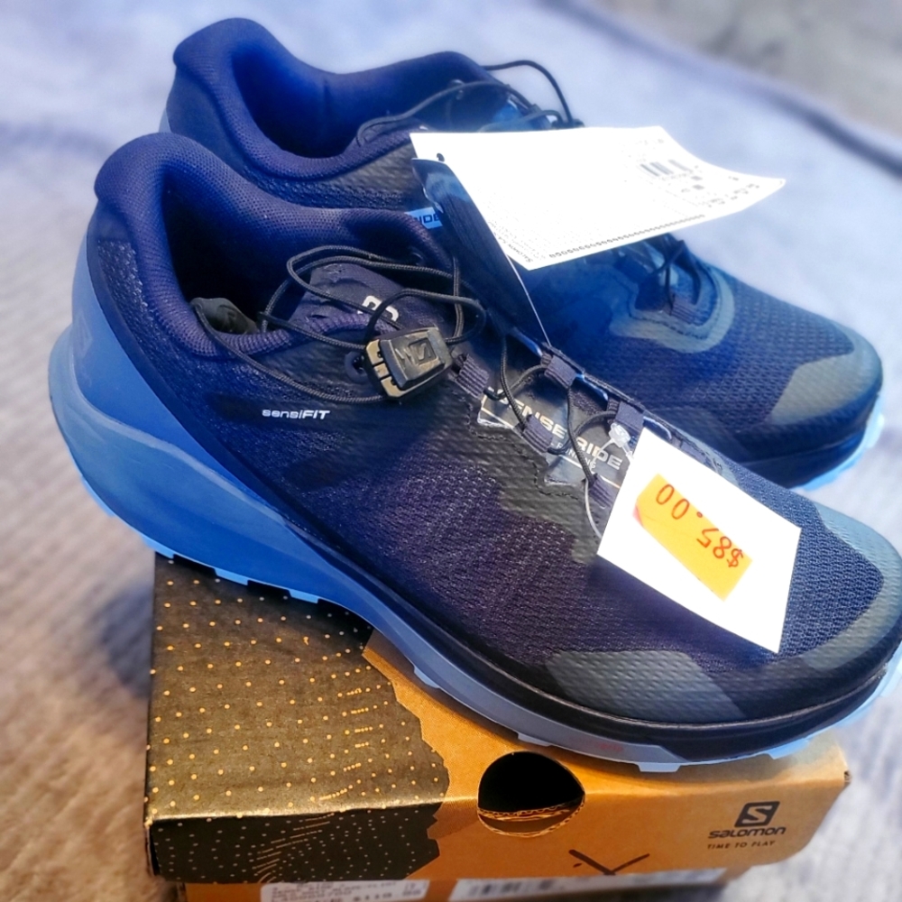 Womens salomon size 7 athletic shoes